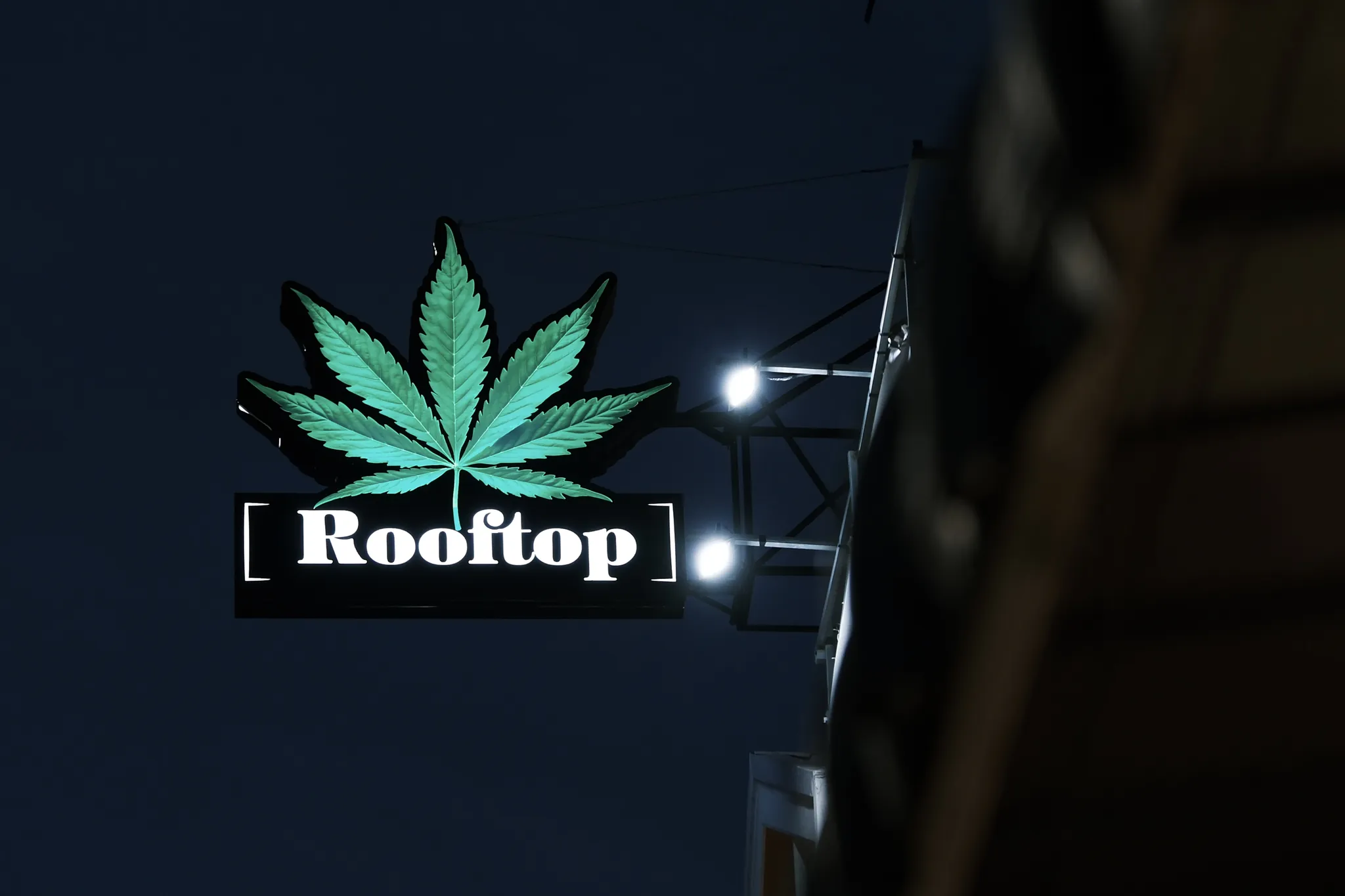 夜晚亮着绿灯的屋顶酒吧招牌
